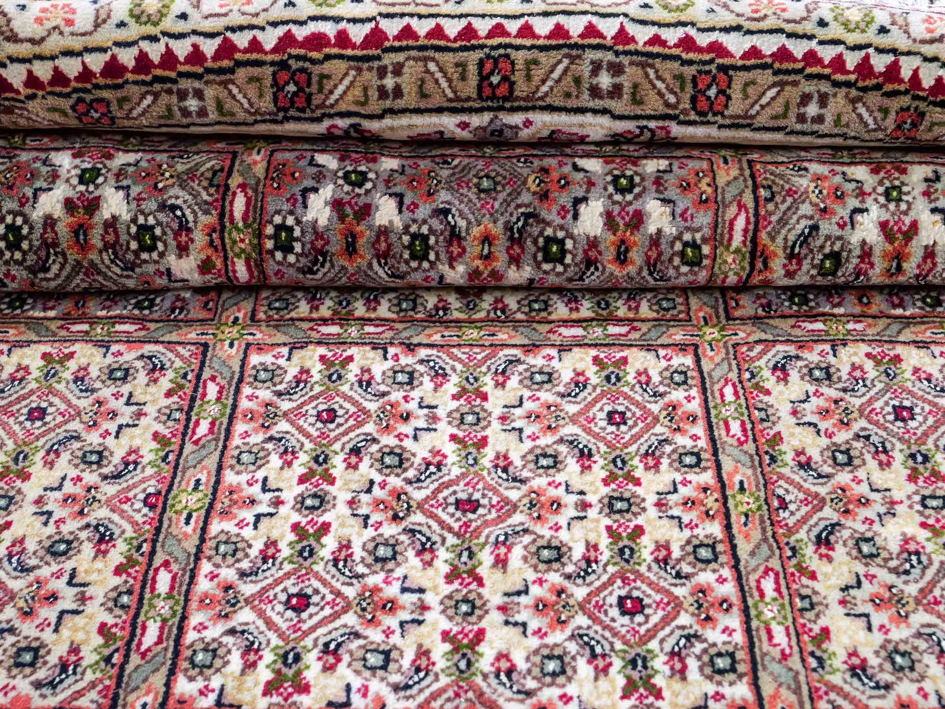 Sehr feiner, runder, handgeknüpfter Khademi Indo Täbriz Mahi aus Wolle, beige, braun und creme. 256x246 cm. Vertrieb durch Jupiter Intl.