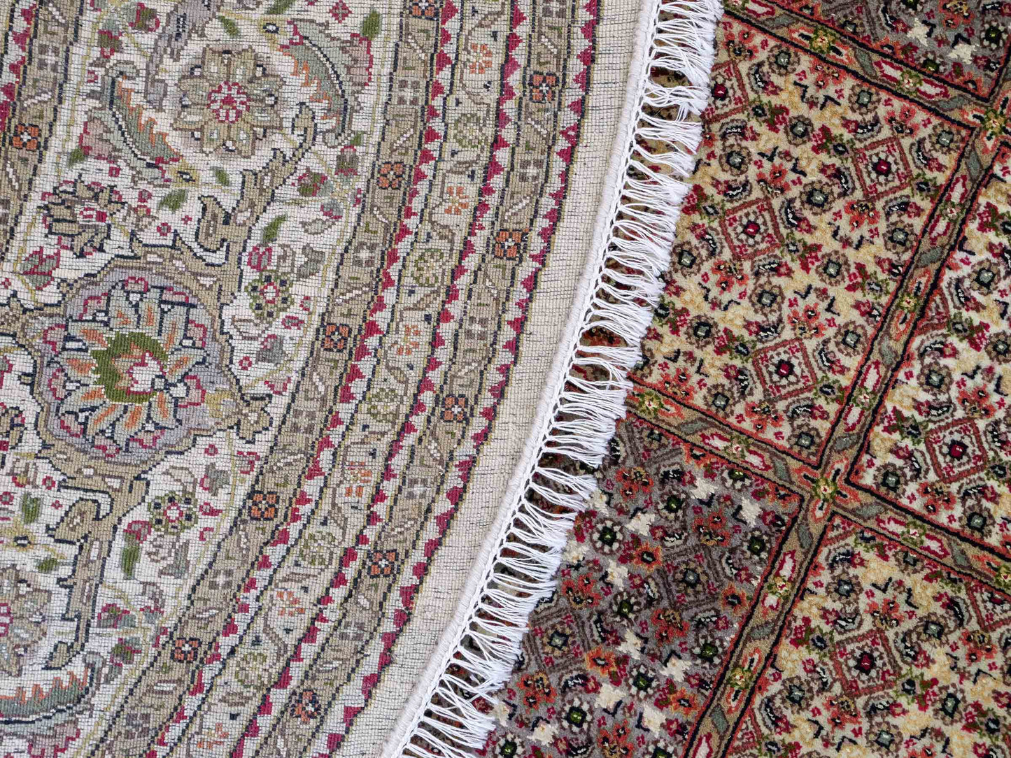 Sehr feiner, runder, handgeknüpfter Khademi Indo Täbriz Mahi aus Wolle, beige, braun und creme. 256x246 cm. Vertrieb durch Jupiter Intl.