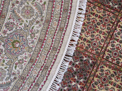 Sehr feiner, runder, handgeknüpfter Khademi Indo Täbriz Mahi aus Wolle, beige, braun und creme. 256x246 cm. Vertrieb durch Jupiter Intl.
