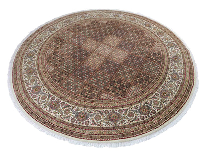 Sehr feiner, runder, handgeknüpfter Khademi Indo Täbriz Mahi aus Wolle, beige, braun und creme. 256x246 cm. Vertrieb durch Jupiter Intl.