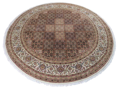 Sehr feiner, runder, handgeknüpfter Khademi Indo Täbriz Mahi aus Wolle, beige, braun und creme. 256x246 cm. Vertrieb durch Jupiter Intl.