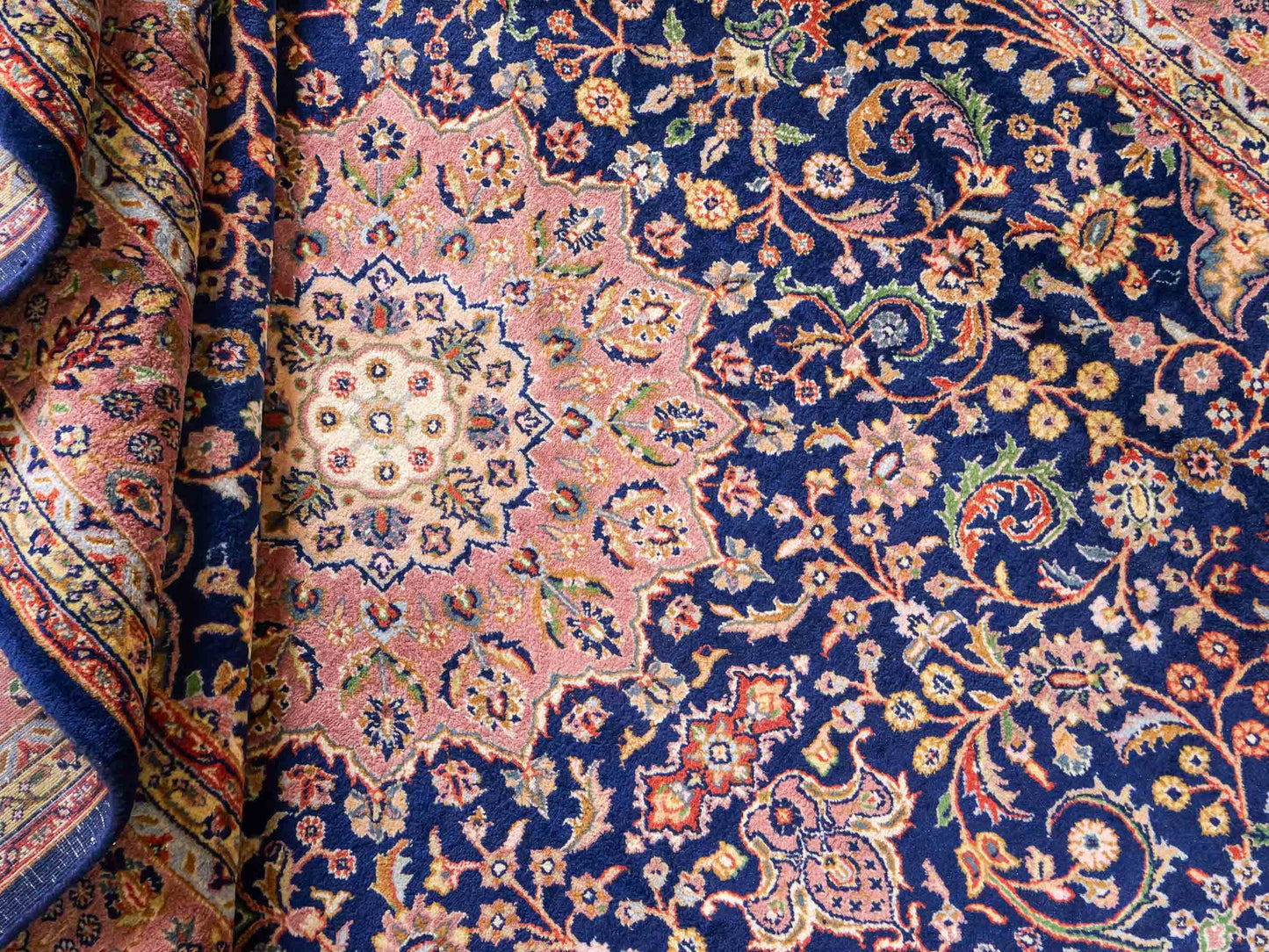 Feiner, handgeknüpfter Indo Täbriz Orientteppich aus Wolle von Khademi. Größe: 290 x 200 cm. Farbe: Blau, beige, braun. Verkauf durch JUPITER Intl.