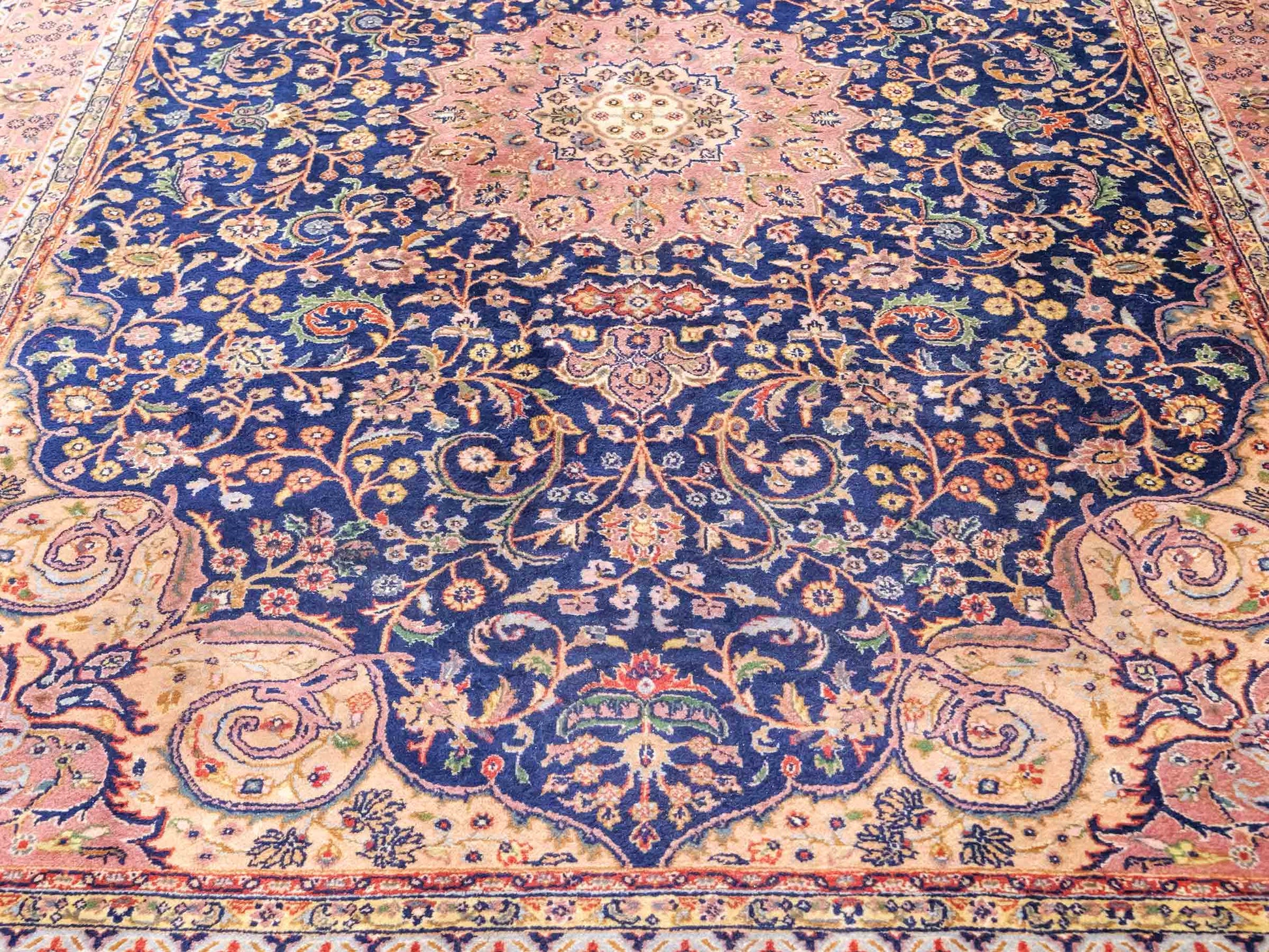 Feiner, handgeknüpfter Indo Täbriz Orientteppich aus Wolle von Khademi. Größe: 290 x 200 cm. Farbe: Blau, beige, braun. Verkauf durch JUPITER Intl.