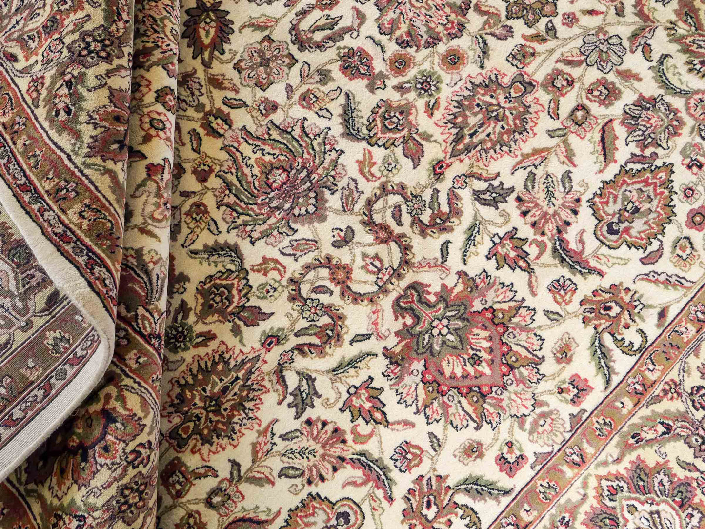 Feiner, handgeknüpfter Indo Täbriz Orientteppich aus Wolle von Khademi. Größe: 301 x 245 cm. Farbe: Cremeweiß, beige. Verkauf durch JUPITER Intl.