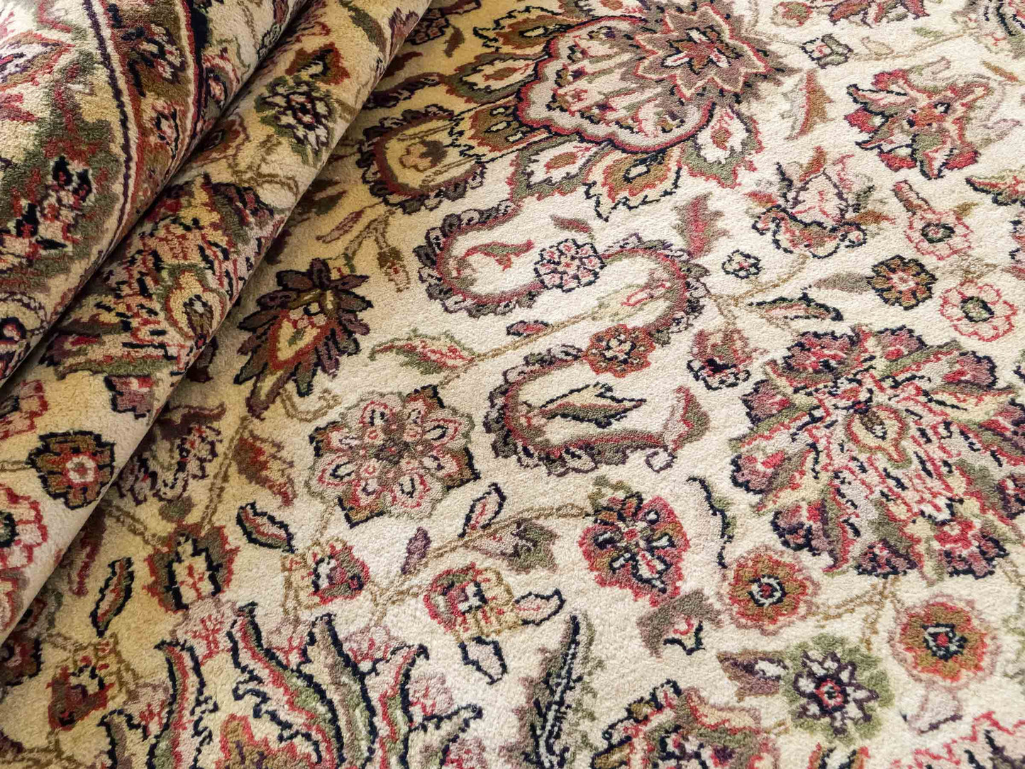 Feiner, handgeknüpfter Indo Täbriz Orientteppich aus Wolle von Khademi. Größe: 301 x 245 cm. Farbe: Cremeweiß, beige. Verkauf durch JUPITER Intl.
