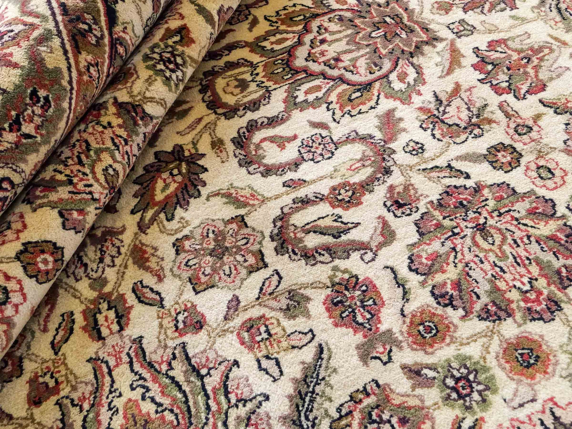 Feiner, handgeknüpfter Indo Täbriz Orientteppich aus Wolle von Khademi. Größe: 301 x 245 cm. Farbe: Cremeweiß, beige. Verkauf durch JUPITER Intl.
