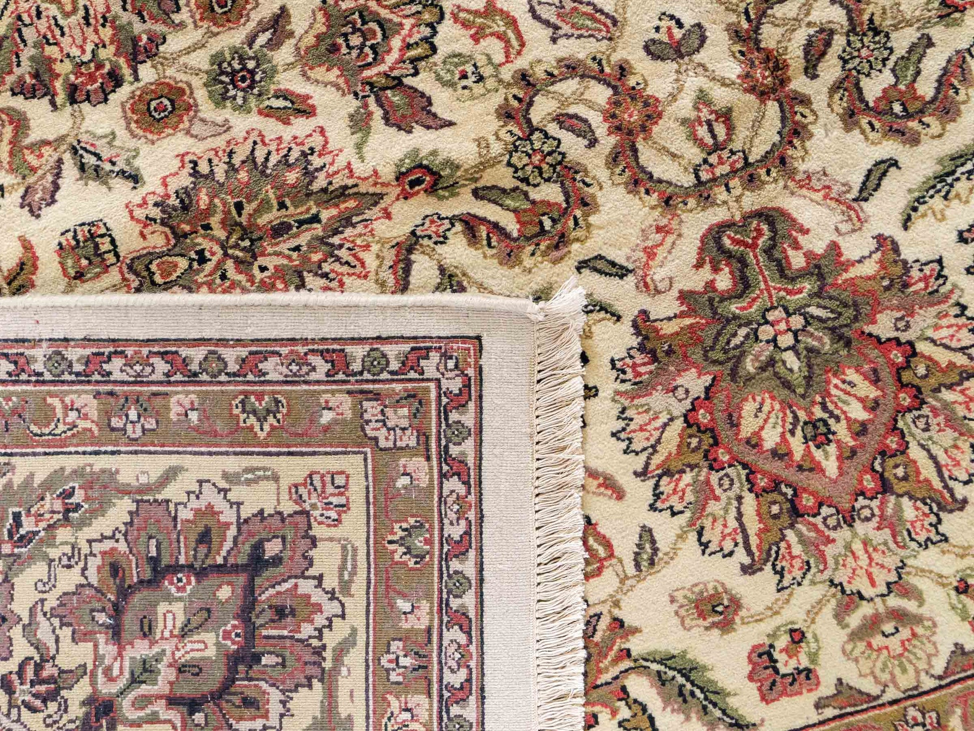 Feiner, handgeknüpfter Indo Täbriz Orientteppich aus Wolle von Khademi. Größe: 301 x 245 cm. Farbe: Cremeweiß, beige. Verkauf durch JUPITER Intl.