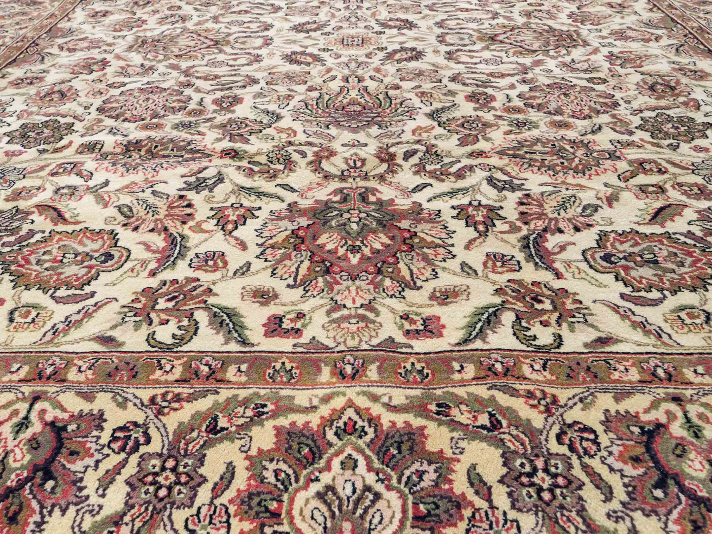 Feiner, handgeknüpfter Indo Täbriz Orientteppich aus Wolle von Khademi. Größe: 301 x 245 cm. Farbe: Cremeweiß, beige. Verkauf durch JUPITER Intl.
