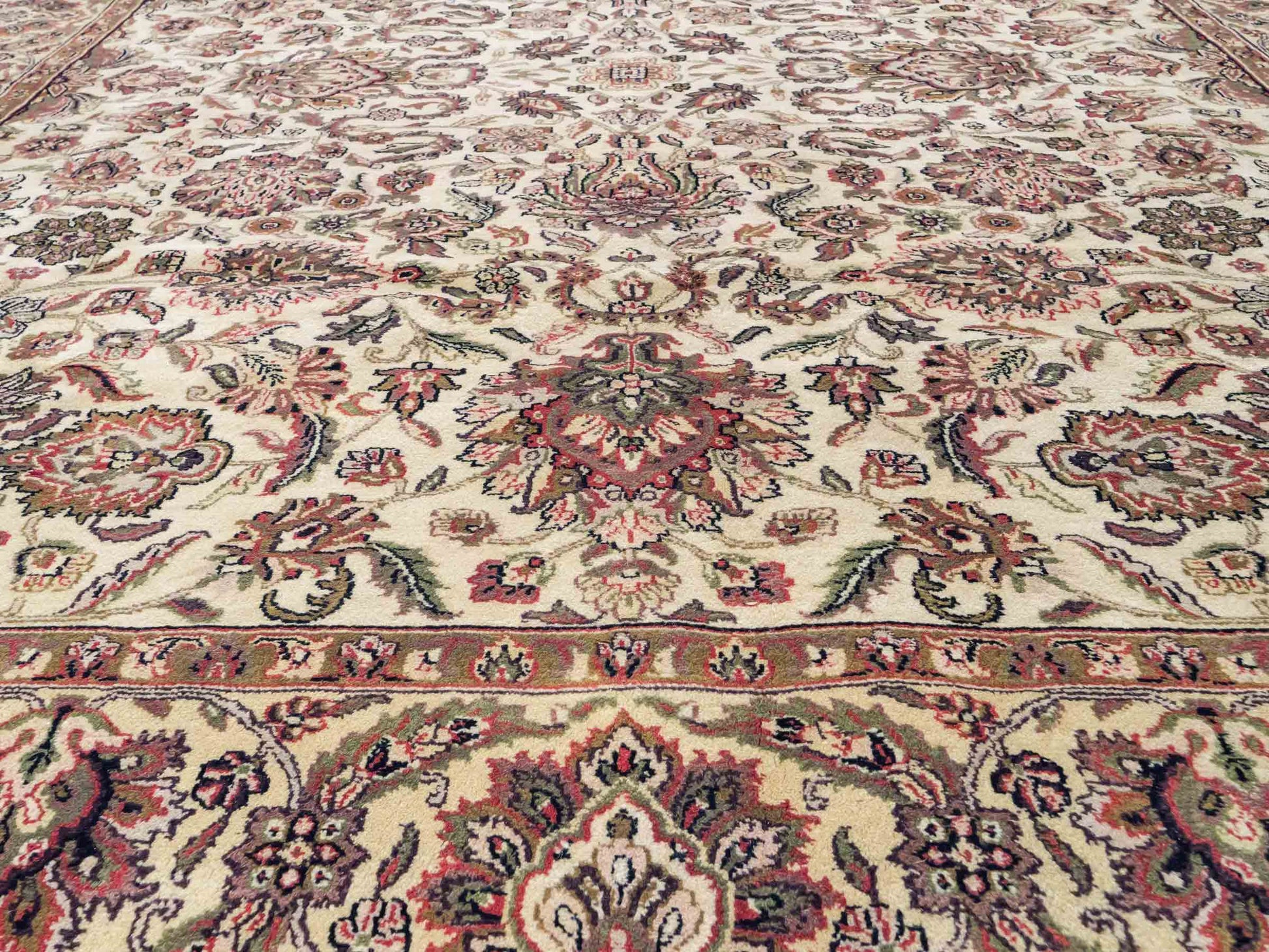 Feiner, handgeknüpfter Indo Täbriz Orientteppich aus Wolle von Khademi. Größe: 301 x 245 cm. Farbe: Cremeweiß, beige. Verkauf durch JUPITER Intl.