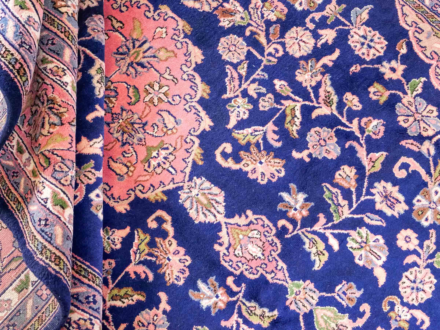 Feiner, handgeknüpfter Indo Täbriz Orientteppich aus Wolle von Khademi. Größe: 302 x 244 cm. Farbe: Blau, rosa. Verkauf durch JUPITER Intl.