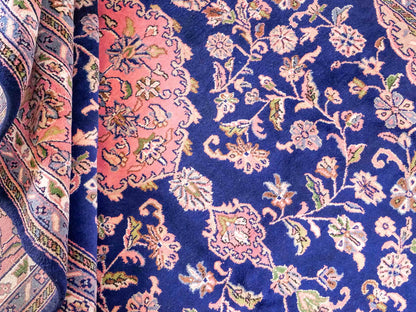 Feiner, handgeknüpfter Indo Täbriz Orientteppich aus Wolle von Khademi. Größe: 302 x 244 cm. Farbe: Blau, rosa. Verkauf durch JUPITER Intl.