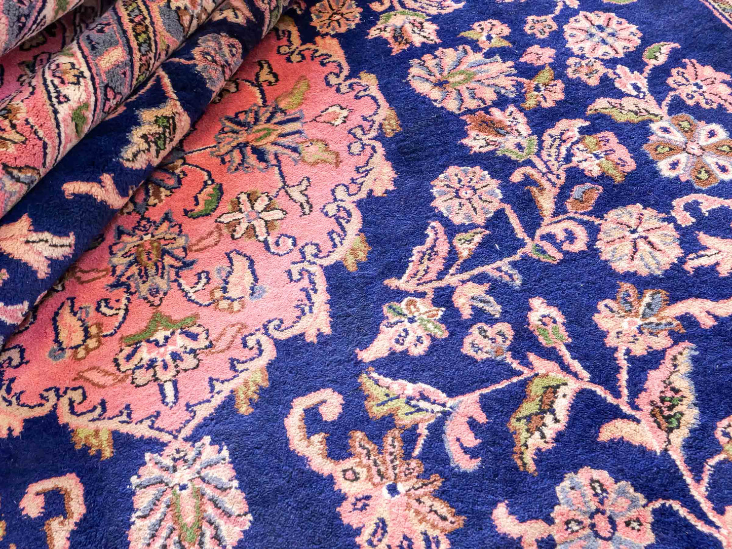 Feiner, handgeknüpfter Indo Täbriz Orientteppich aus Wolle von Khademi. Größe: 302 x 244 cm. Farbe: Blau, rosa. Verkauf durch JUPITER Intl.