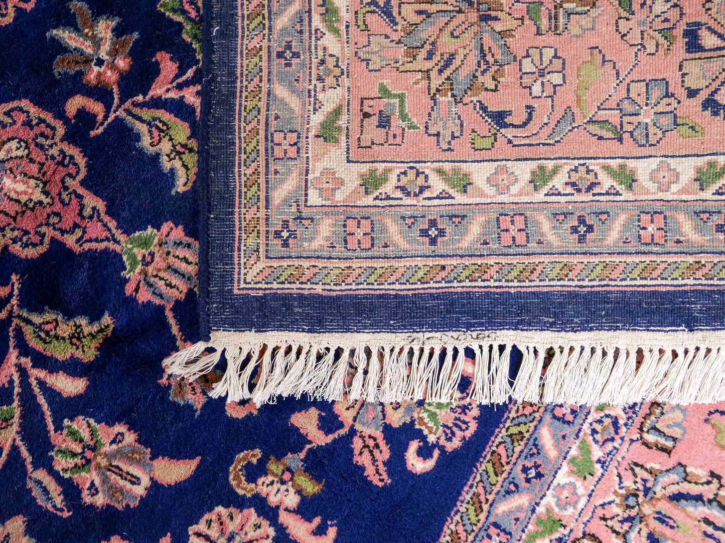Feiner, handgeknüpfter Indo Täbriz Orientteppich aus Wolle von Khademi. Größe: 302 x 244 cm. Farbe: Blau, rosa. Verkauf durch JUPITER Intl.