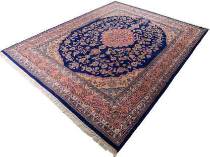 Feiner, handgeknüpfter Indo Täbriz Orientteppich aus Wolle von Khademi. Größe: 302 x 244 cm. Farbe: Blau, rosa. Verkauf durch JUPITER Intl.