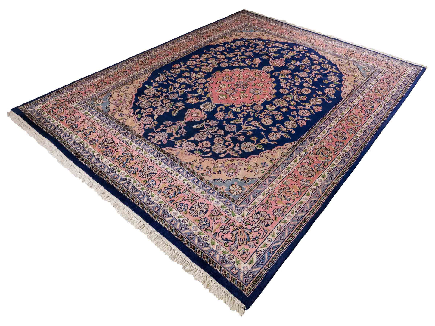 Feiner, handgeknüpfter Indo Täbriz Orientteppich aus Wolle von Khademi. Größe: 302 x 244 cm. Farbe: Blau, rosa. Verkauf durch JUPITER Intl.