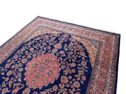 Feiner, handgeknüpfter Indo Täbriz Orientteppich aus Wolle von Khademi. Größe: 302 x 244 cm. Farbe: Blau, rosa. Verkauf durch JUPITER Intl.