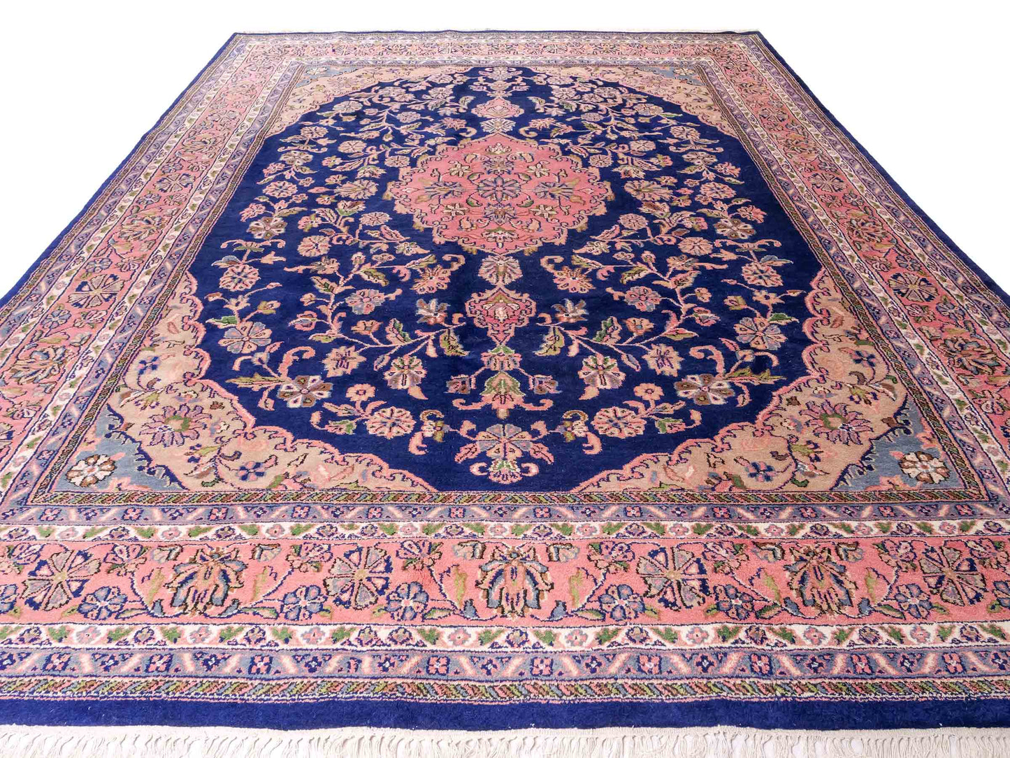 Feiner, handgeknüpfter Indo Täbriz Orientteppich aus Wolle von Khademi. Größe: 302 x 244 cm. Farbe: Blau, rosa. Verkauf durch JUPITER Intl.