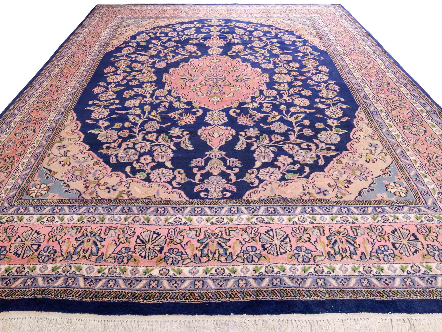 Feiner, handgeknüpfter Indo Täbriz Orientteppich aus Wolle von Khademi. Größe: 302 x 244 cm. Farbe: Blau, rosa. Verkauf durch JUPITER Intl.