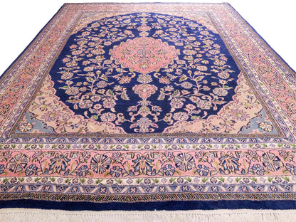 Feiner, handgeknüpfter Indo Täbriz Orientteppich aus Wolle von Khademi. Größe: 302 x 244 cm. Farbe: Blau, rosa. Verkauf durch JUPITER Intl.