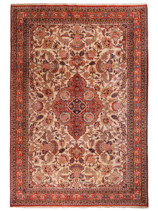 Sehr feiner, handgeknüpfter Indo Täbriz Orientteppich aus Wolle von Khademi. Größe: 304 x 201 cm. Farbe: Cremeweiß, beige, rot. Verkauf durch JUPITER Intl.