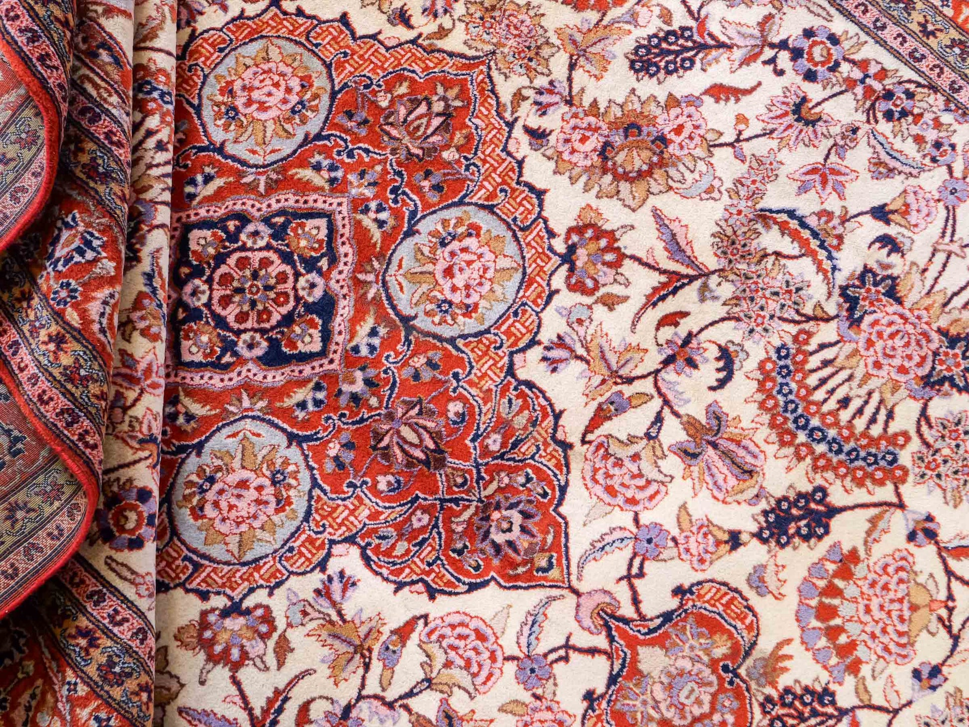 Sehr feiner, handgeknüpfter Indo Täbriz Orientteppich aus Wolle von Khademi. Größe: 304 x 201 cm. Farbe: Cremeweiß, beige, rot. Verkauf durch JUPITER Intl.