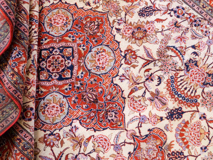 Sehr feiner, handgeknüpfter Indo Täbriz Orientteppich aus Wolle von Khademi. Größe: 304 x 201 cm. Farbe: Cremeweiß, beige, rot. Verkauf durch JUPITER Intl.