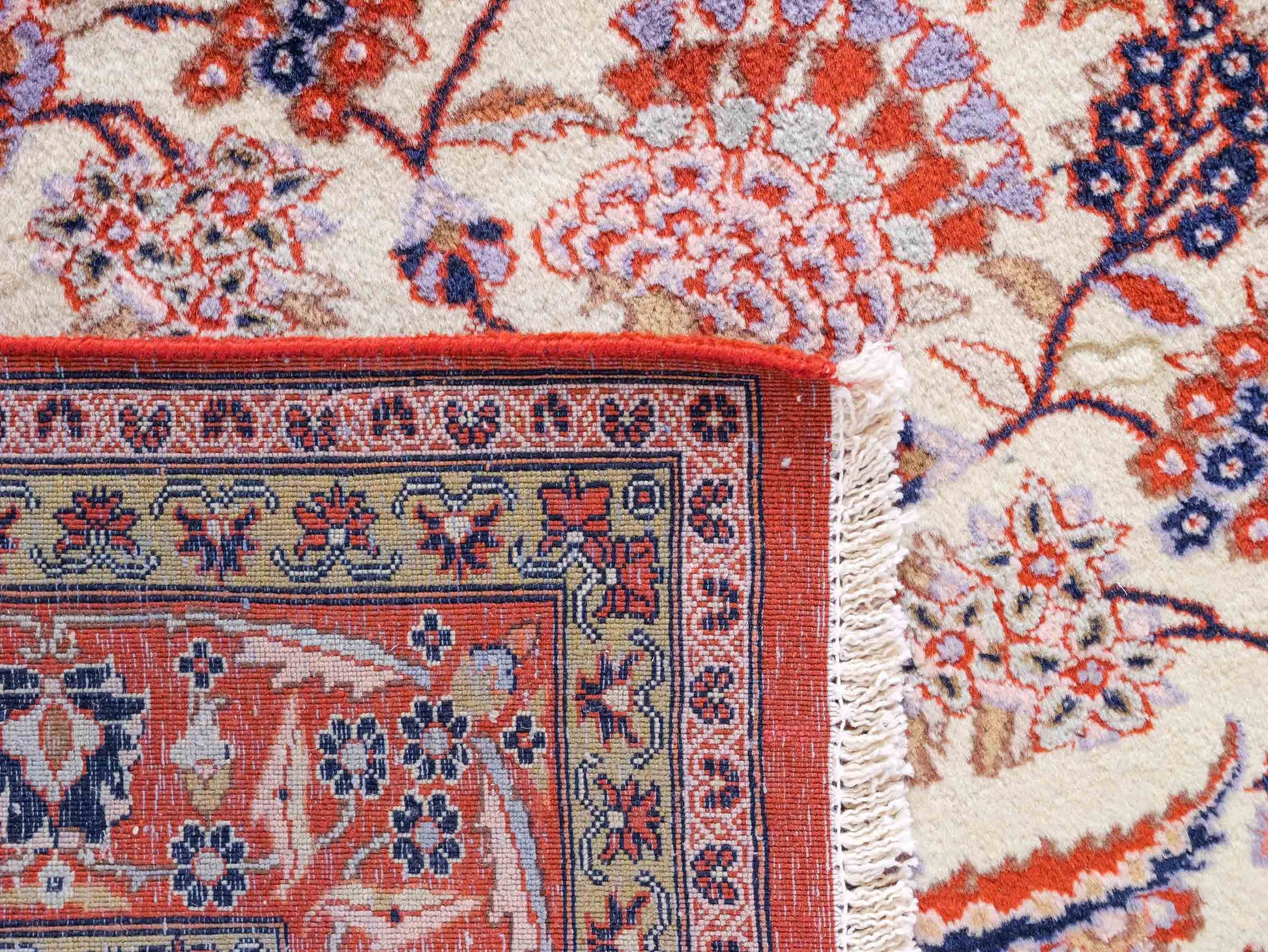 Sehr feiner, handgeknüpfter Indo Täbriz Orientteppich aus Wolle von Khademi. Größe: 304 x 201 cm. Farbe: Cremeweiß, beige, rot. Verkauf durch JUPITER Intl.