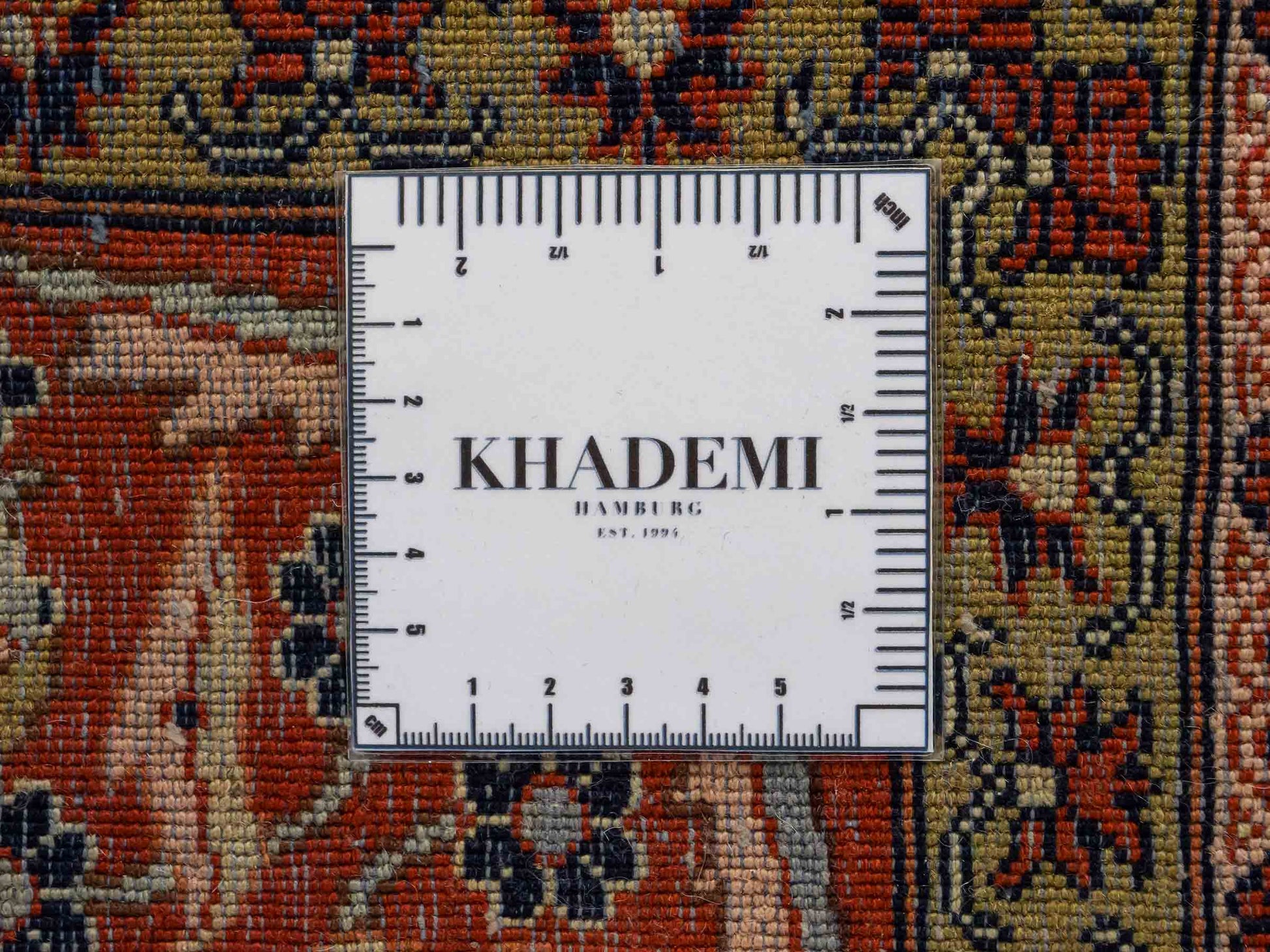 Sehr feiner, handgeknüpfter Indo Täbriz Orientteppich aus Wolle von Khademi. Größe: 304 x 201 cm. Farbe: Cremeweiß, beige, rot. Verkauf durch JUPITER Intl.