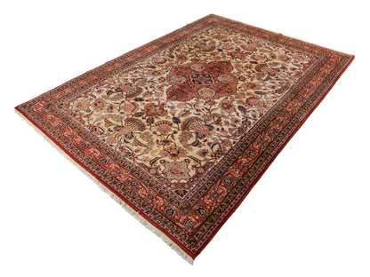 Sehr feiner, handgeknüpfter Indo Täbriz Orientteppich aus Wolle von Khademi. Größe: 304 x 201 cm. Farbe: Cremeweiß, beige, rot. Verkauf durch JUPITER Intl.