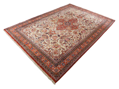 Sehr feiner, handgeknüpfter Indo Täbriz Orientteppich aus Wolle von Khademi. Größe: 304 x 201 cm. Farbe: Cremeweiß, beige, rot. Verkauf durch JUPITER Intl.