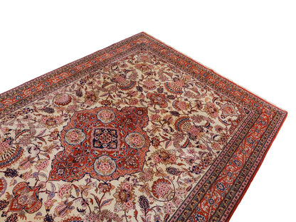 Sehr feiner, handgeknüpfter Indo Täbriz Orientteppich aus Wolle von Khademi. Größe: 304 x 201 cm. Farbe: Cremeweiß, beige, rot. Verkauf durch JUPITER Intl.