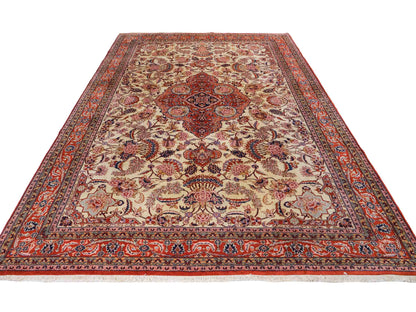 Sehr feiner, handgeknüpfter Indo Täbriz Orientteppich aus Wolle von Khademi. Größe: 304 x 201 cm. Farbe: Cremeweiß, beige, rot. Verkauf durch JUPITER Intl.