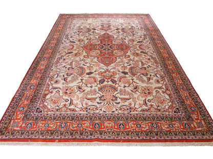 Sehr feiner, handgeknüpfter Indo Täbriz Orientteppich aus Wolle von Khademi. Größe: 304 x 201 cm. Farbe: Cremeweiß, beige, rot. Verkauf durch JUPITER Intl.