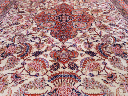 Sehr feiner, handgeknüpfter Indo Täbriz Orientteppich aus Wolle von Khademi. Größe: 304 x 201 cm. Farbe: Cremeweiß, beige, rot. Verkauf durch JUPITER Intl.