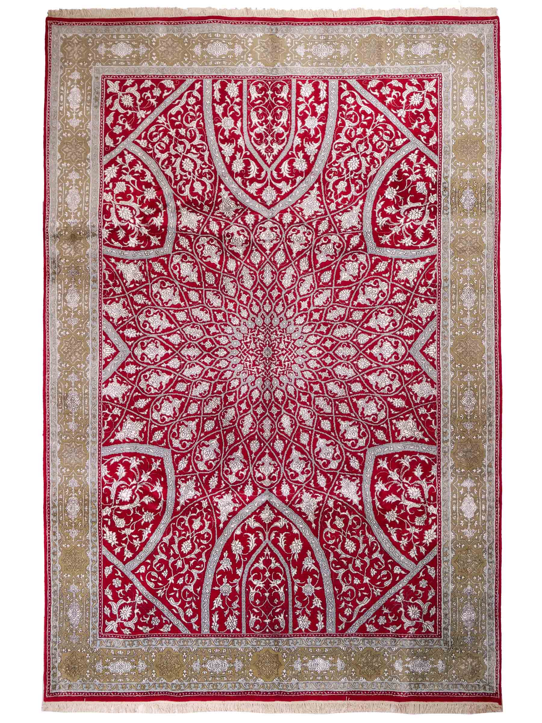 Feiner, handgeknüpfter Indo Täbriz Orientteppich aus Seide und Viskose mit geometrischem Gumbad-Motiv von Khademi. Größe: 303 x 196 cm. Farbe: Rot. RB3-Y1. Ursprung: Indien. Verkauf durch JUPITER Intl