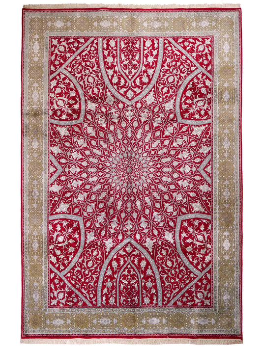 Feiner, handgeknüpfter Indo Täbriz Orientteppich aus Seide und Viskose mit geometrischem Gumbad-Motiv von Khademi. Größe: 303 x 196 cm. Farbe: Rot. RB3-Y1. Ursprung: Indien. Verkauf durch JUPITER Intl
