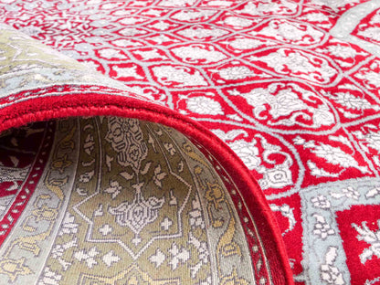Feiner, handgeknüpfter Indo Täbriz Orientteppich aus Seide und Viskose mit geometrischem Gumbad-Motiv von Khademi. Größe: 303 x 196 cm. Farbe: Rot. RB3-Y1. Ursprung: Indien. Verkauf durch JUPITER Intl