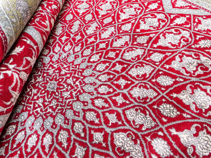 Feiner, handgeknüpfter Indo Täbriz Orientteppich aus Seide und Viskose mit geometrischem Gumbad-Motiv von Khademi. Größe: 303 x 196 cm. Farbe: Rot. RB3-Y1. Ursprung: Indien. Verkauf durch JUPITER Intl