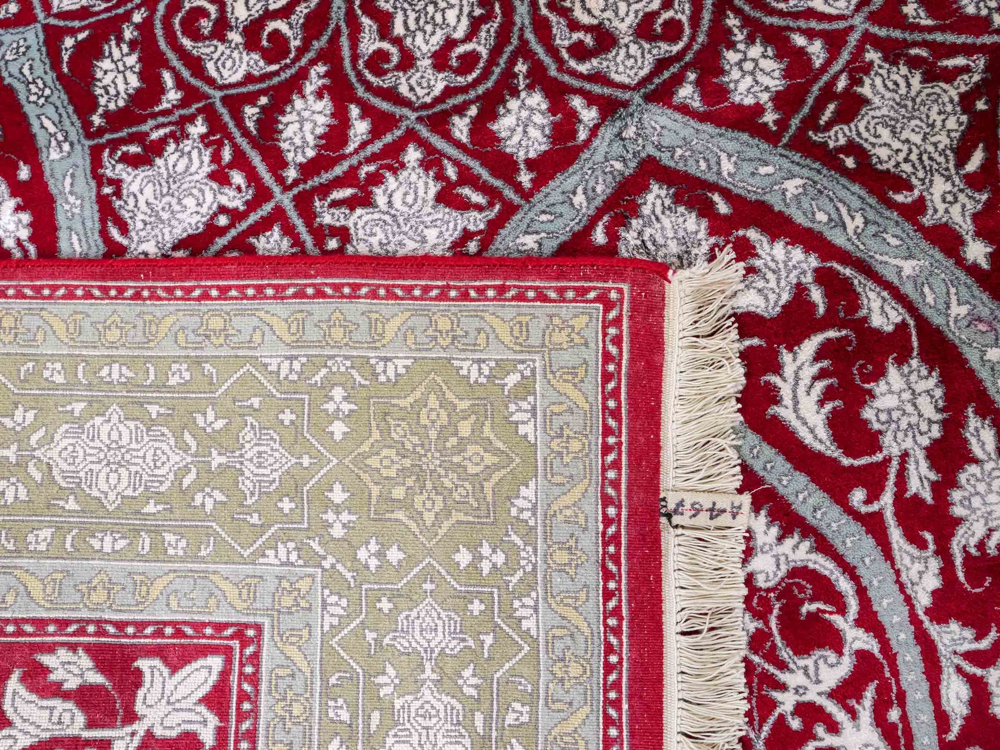 Feiner, handgeknüpfter Indo Täbriz Orientteppich aus Seide und Viskose mit geometrischem Gumbad-Motiv von Khademi. Größe: 303 x 196 cm. Farbe: Rot. RB3-Y1. Ursprung: Indien. Verkauf durch JUPITER Intl
