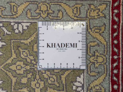 Feiner, handgeknüpfter Indo Täbriz Orientteppich aus Seide und Viskose mit geometrischem Gumbad-Motiv von Khademi. Größe: 303 x 196 cm. Farbe: Rot. RB3-Y1. Ursprung: Indien. Verkauf durch JUPITER Intl