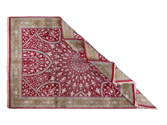 Feiner, handgeknüpfter Indo Täbriz Orientteppich aus Seide und Viskose mit geometrischem Gumbad-Motiv von Khademi. Größe: 303 x 196 cm. Farbe: Rot. RB3-Y1. Ursprung: Indien. Verkauf durch JUPITER Intl