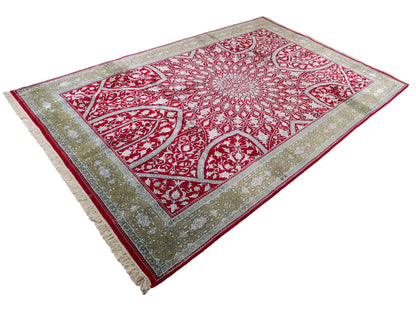 Feiner, handgeknüpfter Indo Täbriz Orientteppich aus Seide und Viskose mit geometrischem Gumbad-Motiv von Khademi. Größe: 303 x 196 cm. Farbe: Rot. RB3-Y1. Ursprung: Indien. Verkauf durch JUPITER Intl