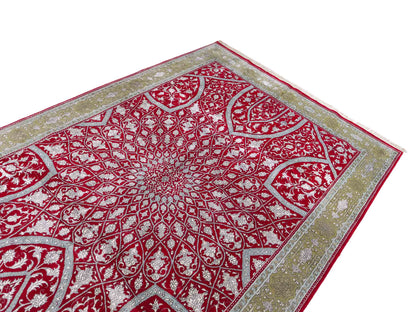 Feiner, handgeknüpfter Indo Täbriz Orientteppich aus Seide und Viskose mit geometrischem Gumbad-Motiv von Khademi. Größe: 303 x 196 cm. Farbe: Rot. RB3-Y1. Ursprung: Indien. Verkauf durch JUPITER Intl