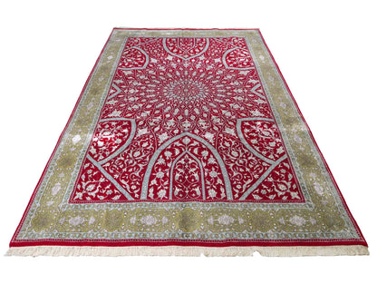 Feiner, handgeknüpfter Indo Täbriz Orientteppich aus Seide und Viskose mit geometrischem Gumbad-Motiv von Khademi. Größe: 303 x 196 cm. Farbe: Rot. RB3-Y1. Ursprung: Indien. Verkauf durch JUPITER Intl