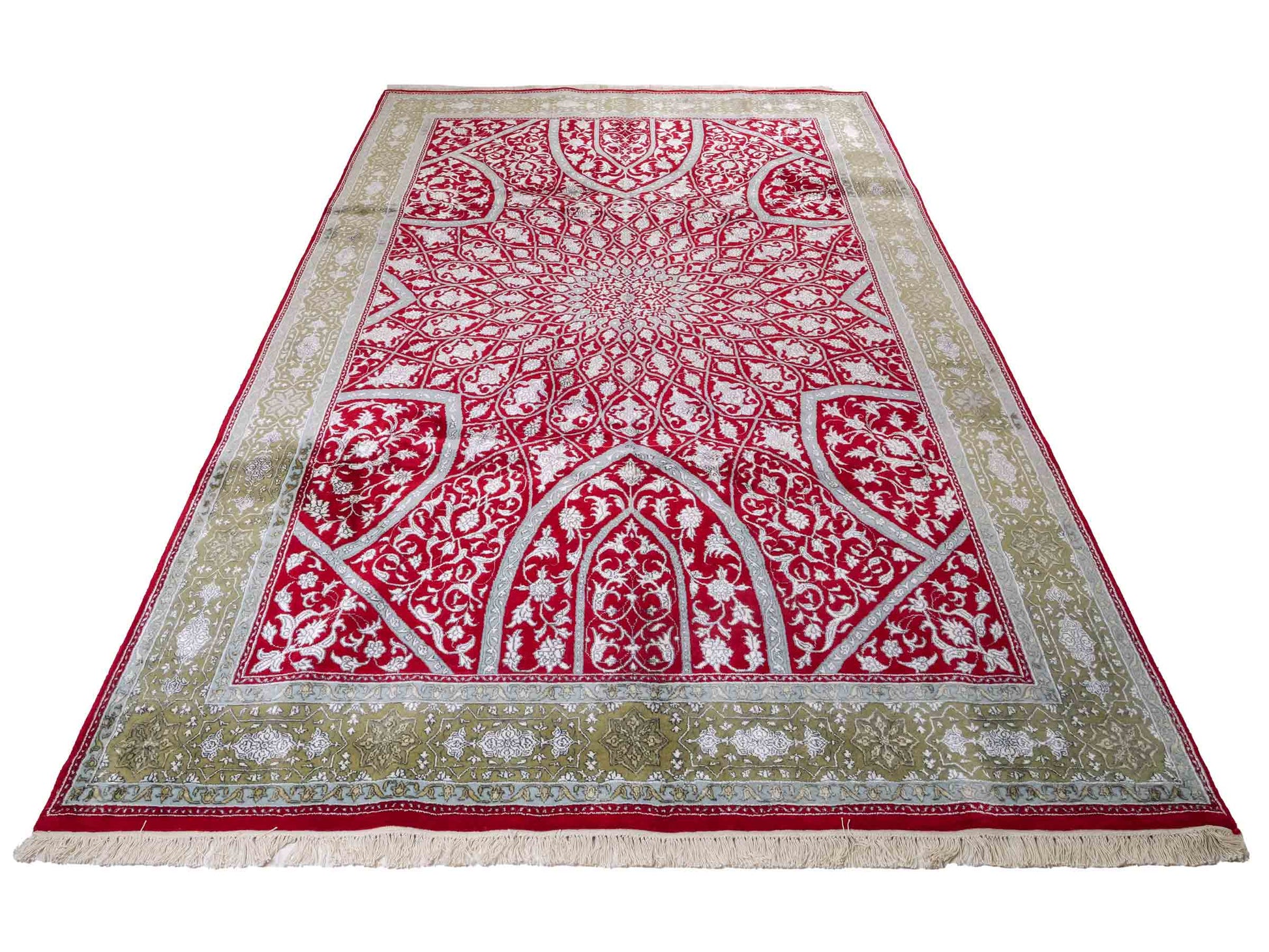 Feiner, handgeknüpfter Indo Täbriz Orientteppich aus Seide und Viskose mit geometrischem Gumbad-Motiv von Khademi. Größe: 303 x 196 cm. Farbe: Rot. RB3-Y1. Ursprung: Indien. Verkauf durch JUPITER Intl