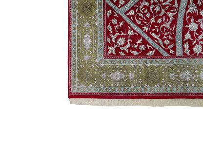 Feiner, handgeknüpfter Indo Täbriz Orientteppich aus Seide und Viskose mit geometrischem Gumbad-Motiv von Khademi. Größe: 303 x 196 cm. Farbe: Rot. RB3-Y1. Ursprung: Indien. Verkauf durch JUPITER Intl