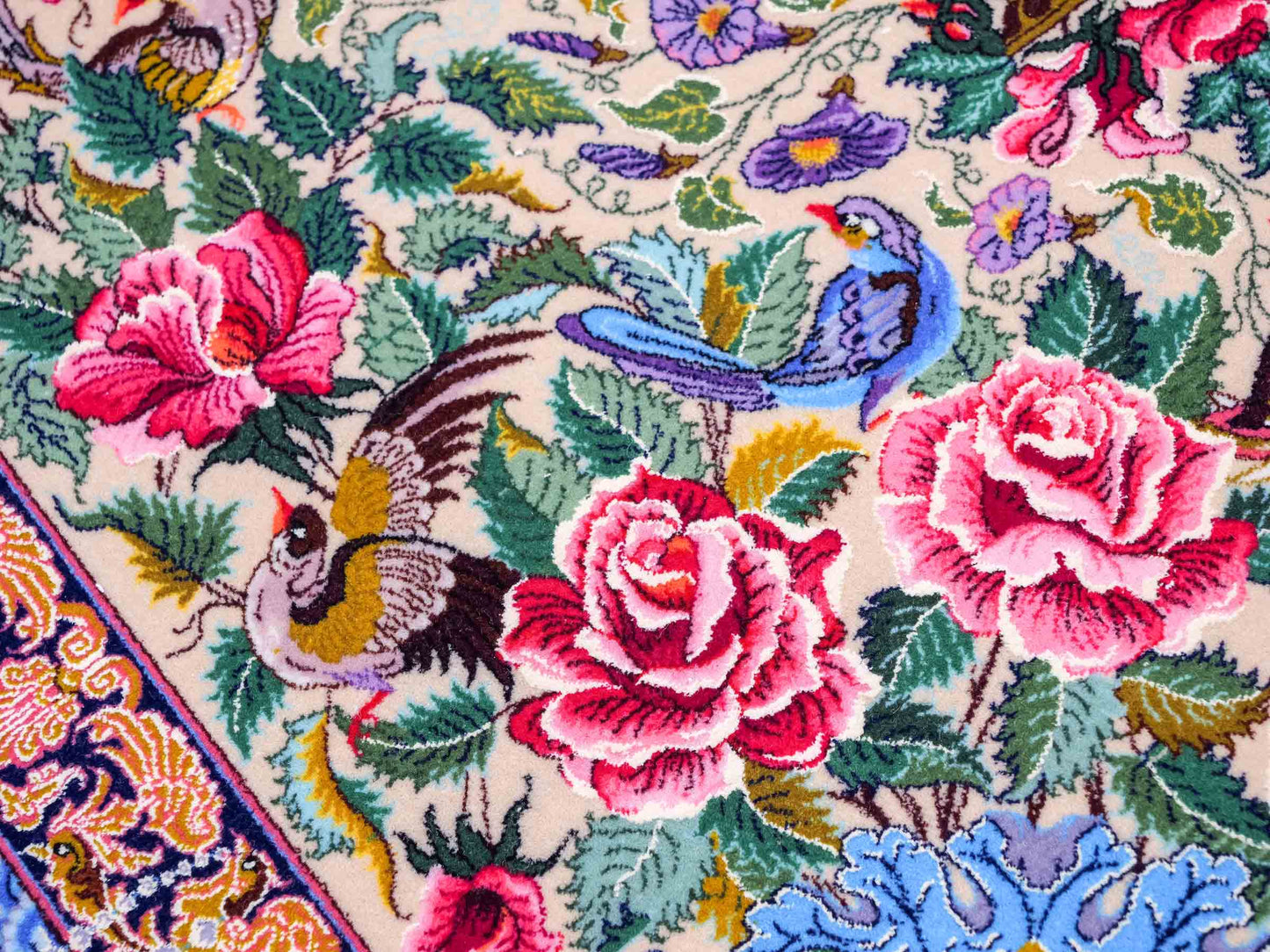 Sehr feiner, handgeknüpfter Khademi Orientteppich mit Isfahan Design aus Wolle und Seide, grau. 190x123 cm. Vertrieb durch Jupiter Intl.