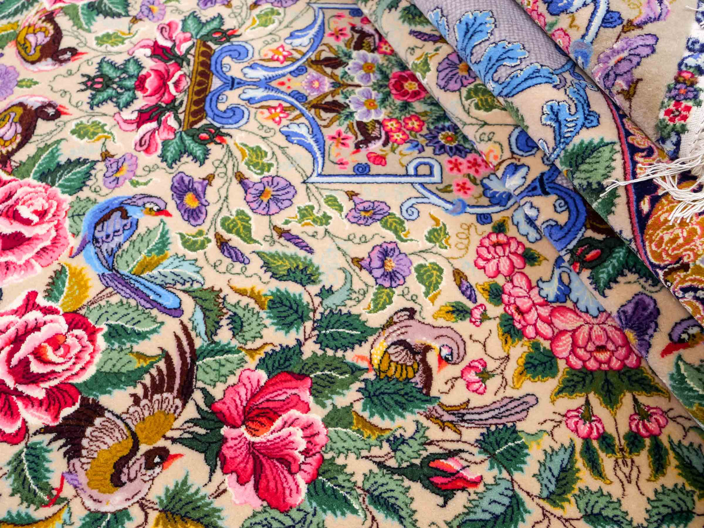 Sehr feiner, handgeknüpfter Khademi Orientteppich mit Isfahan Design aus Wolle und Seide, grau. 190x123 cm. Vertrieb durch Jupiter Intl.