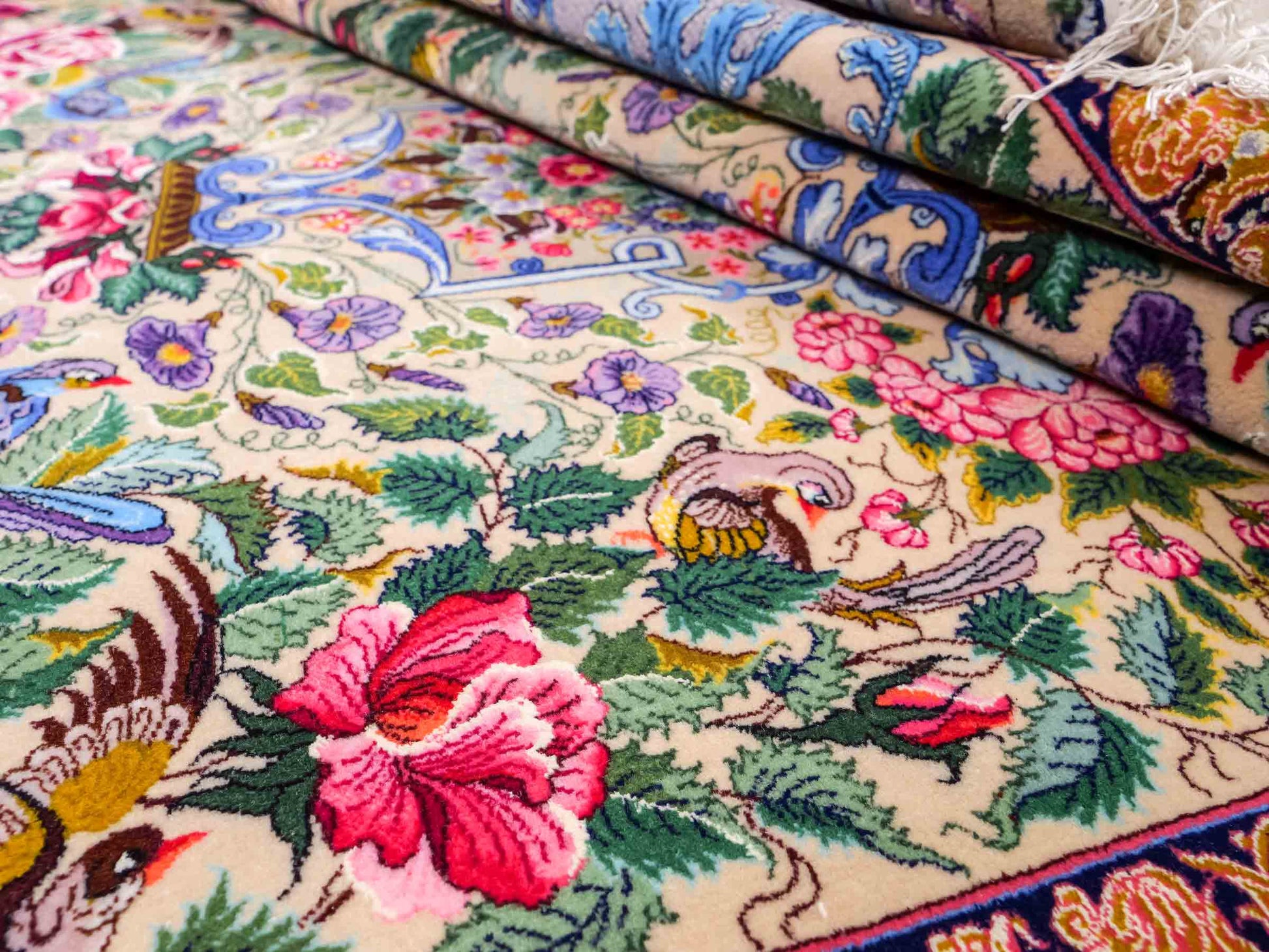 Sehr feiner, handgeknüpfter Khademi Orientteppich mit Isfahan Design aus Wolle und Seide, grau. 190x123 cm. Vertrieb durch Jupiter Intl.