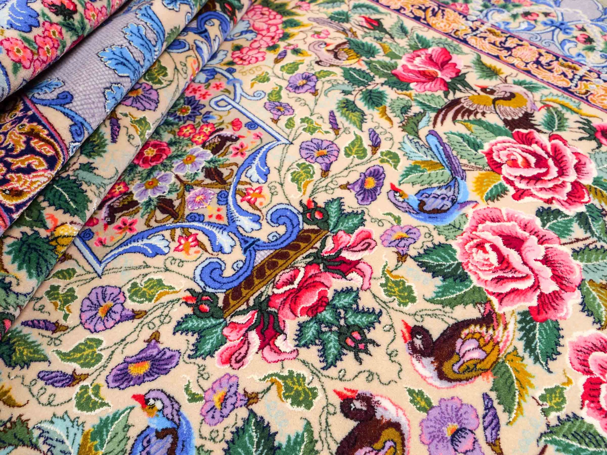 Sehr feiner, handgeknüpfter Khademi Orientteppich mit Isfahan Design aus Wolle und Seide, grau. 190x123 cm. Vertrieb durch Jupiter Intl.